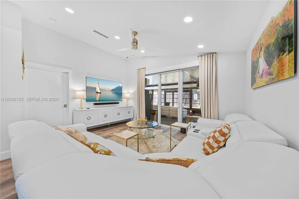 1077 NW 170th Ave Pembroke Pines, FL 33028