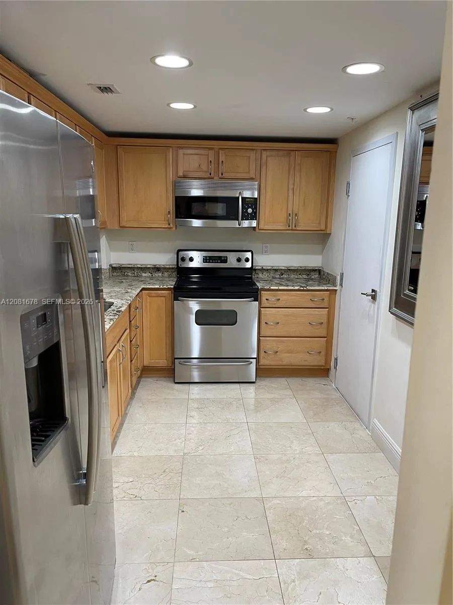 90 Edgewater Dr #121 Coral Gables, FL 33133