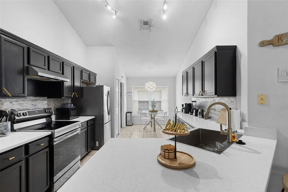 611 SADDLE RIDGE DRIVE Davenport, FL 33896