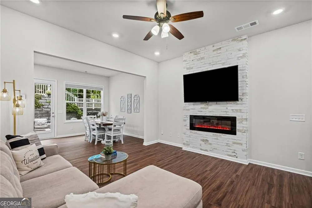 469 Bishop LN Woodstock, GA 30188