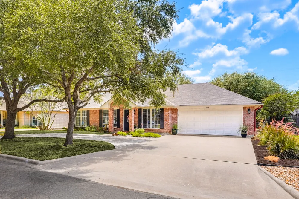 1510 Shadow Walk Lockhart, TX 78644