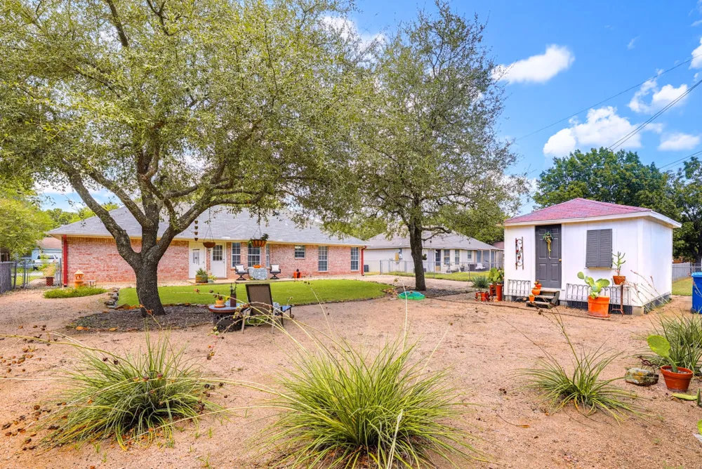1510 Shadow Walk Lockhart, TX 78644