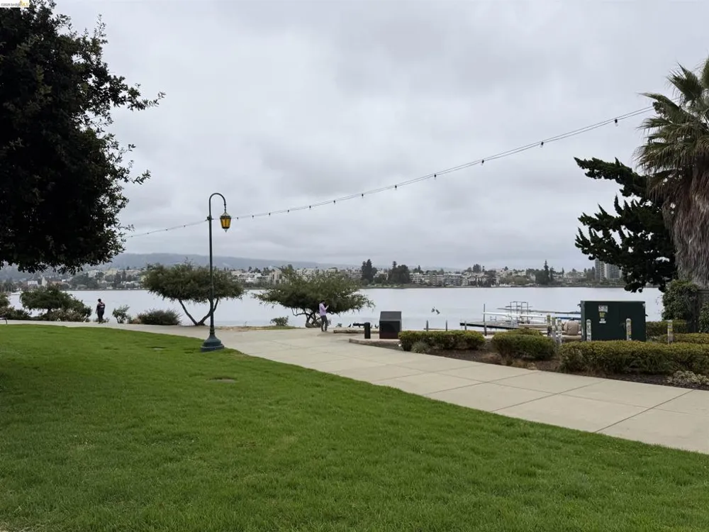 1425 Lakeside Dr #201 Oakland, CA 94612