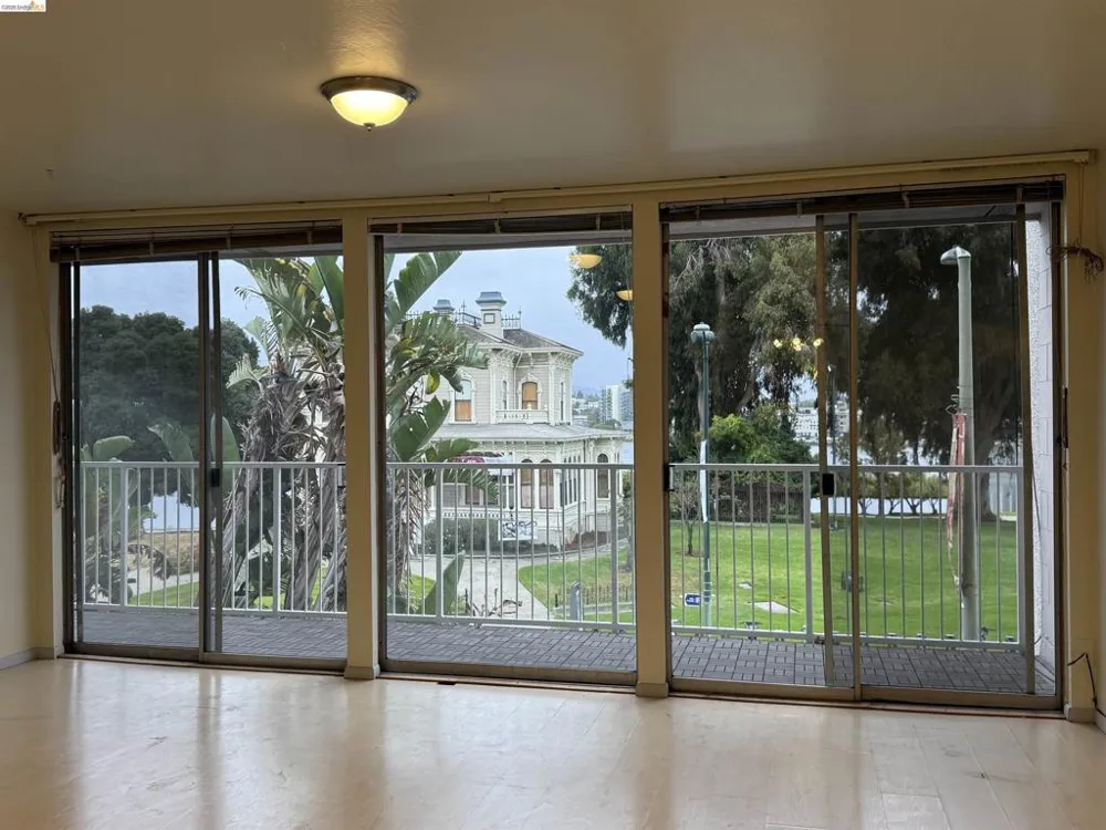 1425 Lakeside Dr #201 Oakland, CA 94612