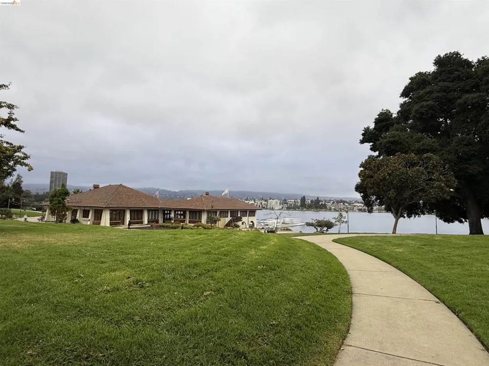 1425 Lakeside Dr #201 Oakland, CA 94612