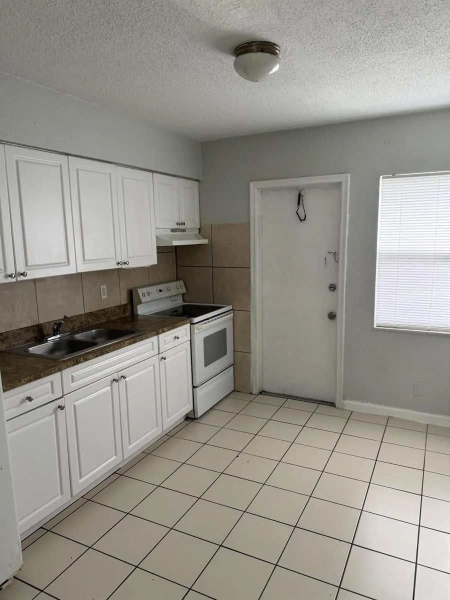 4231 NW 31ST AVENUE #1 Lauderdale Lakes, FL 33309