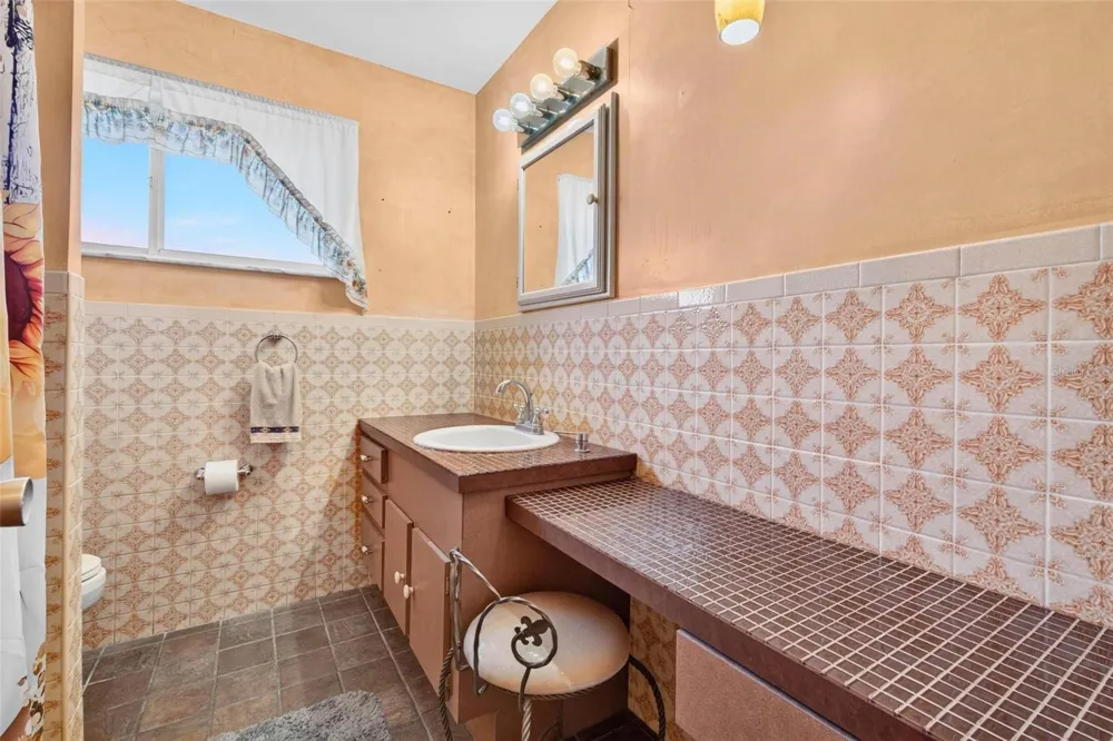 6069 27TH AVENUE St Petersburg, FL 33710