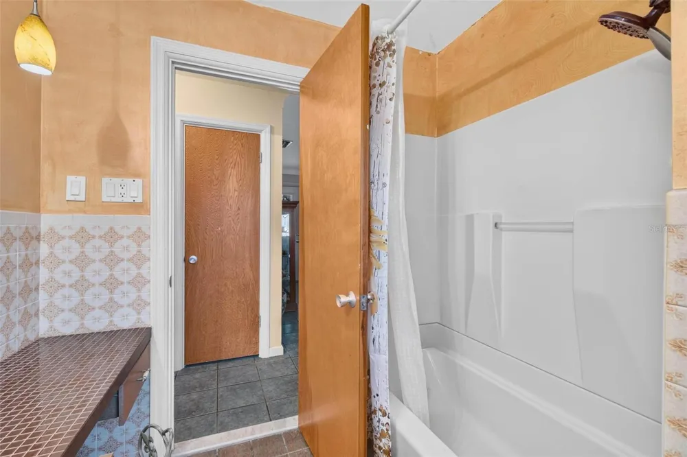 6069 27TH AVENUE St Petersburg, FL 33710