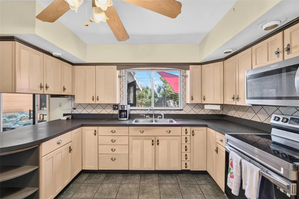 6069 27TH AVENUE St Petersburg, FL 33710