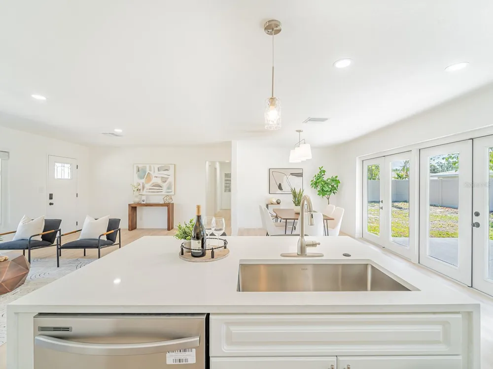 352 79TH AVENUE NE St Petersburg, FL 33702