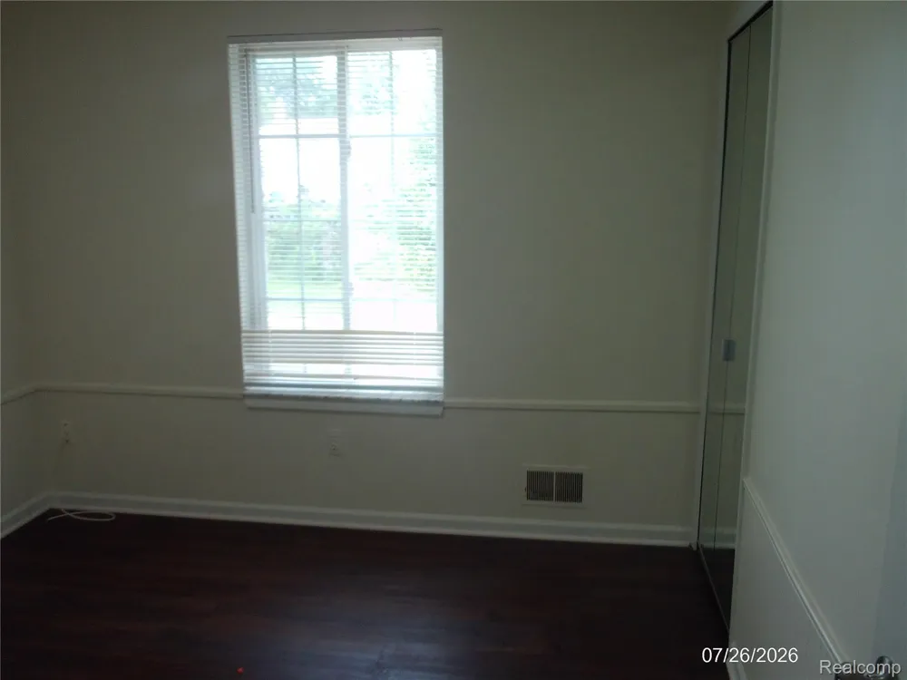 19121 WALDORF STREET Roseville City, MI 48066