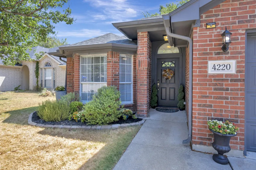4220 Maryanne Place Haltom City, TX 76137