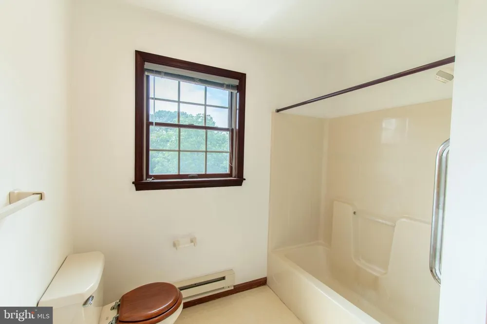 6253 MIDDLE POINT ROAD Neavitt, MD 21652