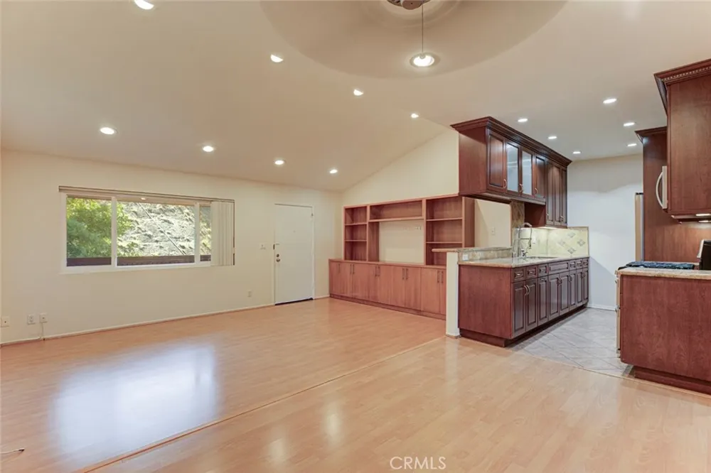 1523 E Windsor #203C Glendale, CA 91205
