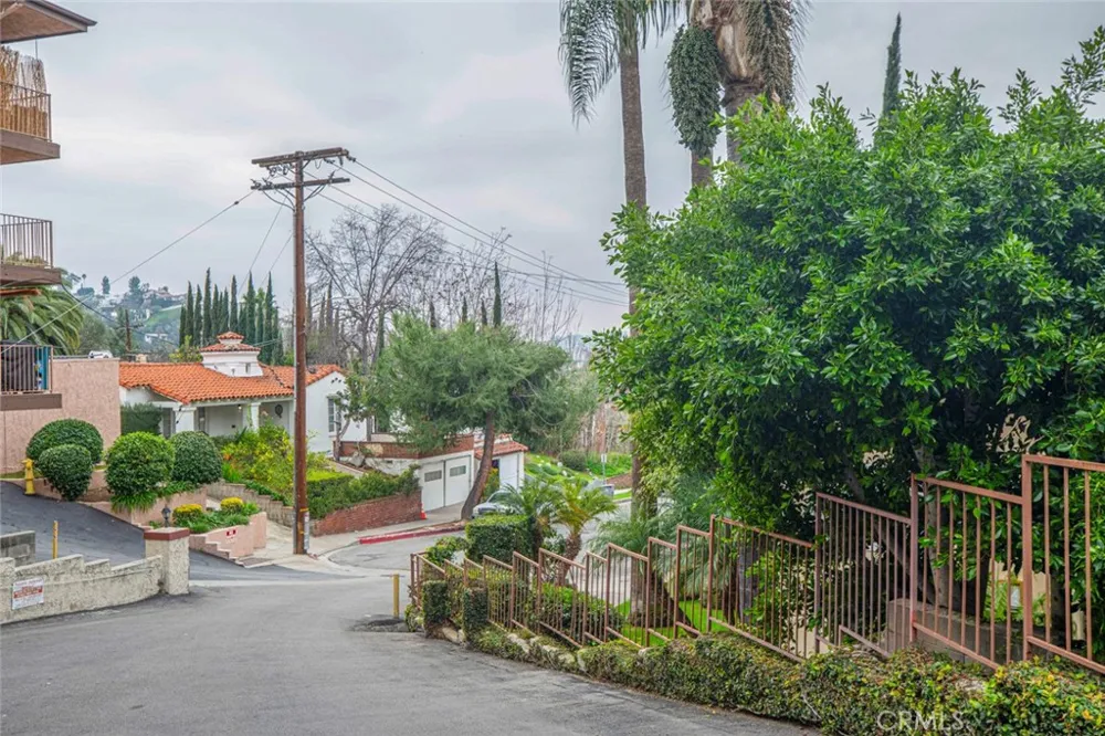1523 E Windsor #203C Glendale, CA 91205