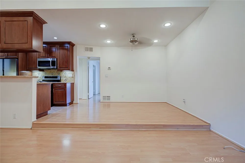 1523 E Windsor #203C Glendale, CA 91205