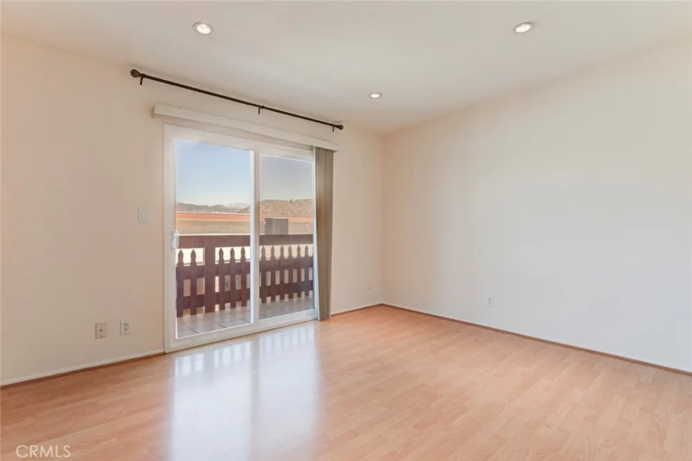 1523 E Windsor #203C Glendale, CA 91205