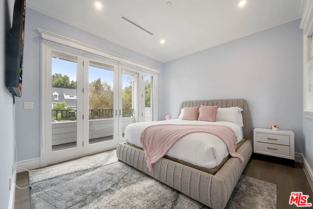 126 Canyon View Drive Los Angeles, CA 90049