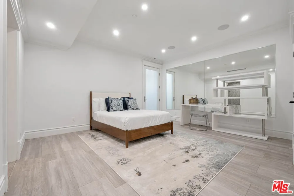 126 Canyon View Drive Los Angeles, CA 90049