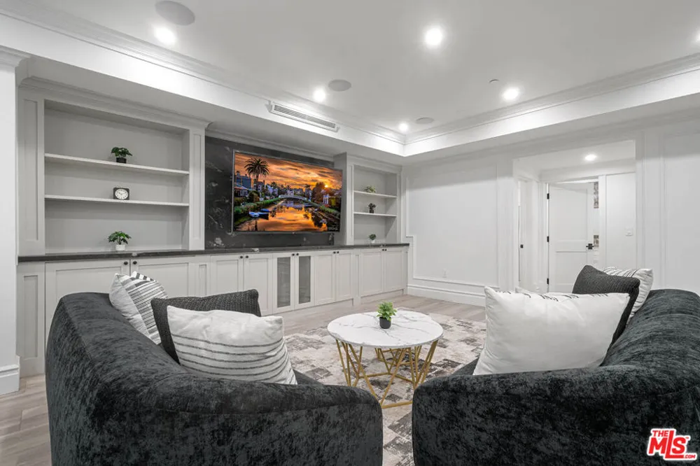126 Canyon View Drive Los Angeles, CA 90049