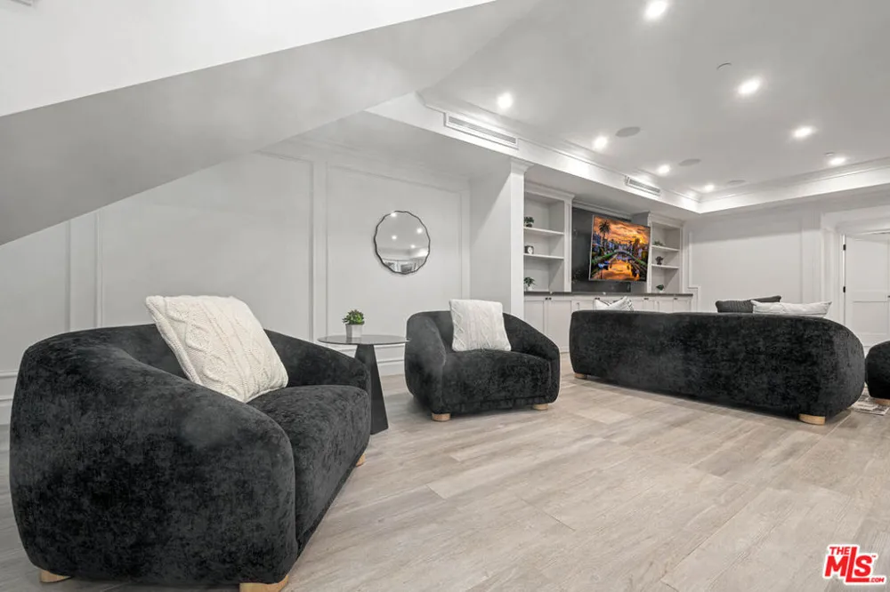 126 Canyon View Drive Los Angeles, CA 90049