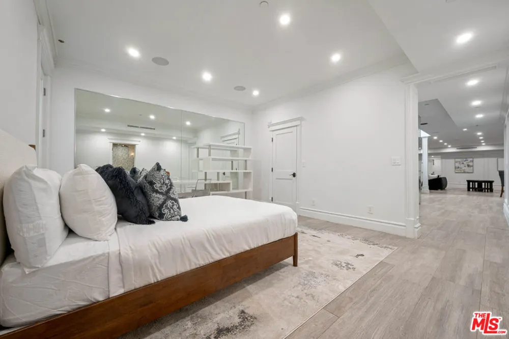 126 Canyon View Drive Los Angeles, CA 90049