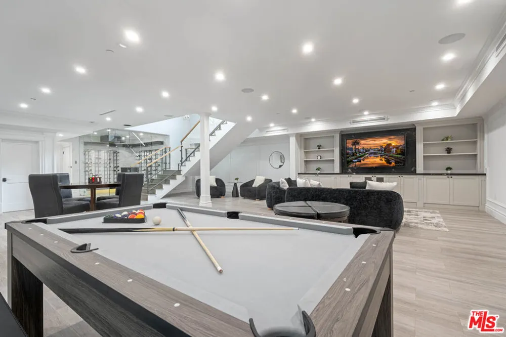 126 Canyon View Drive Los Angeles, CA 90049