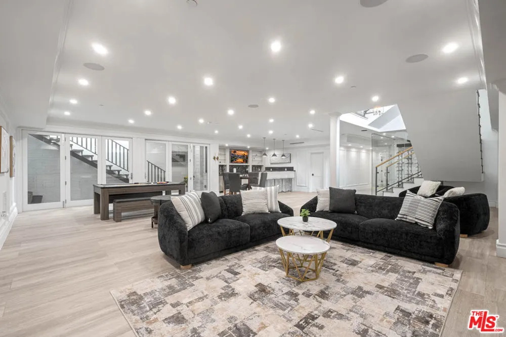 126 Canyon View Drive Los Angeles, CA 90049