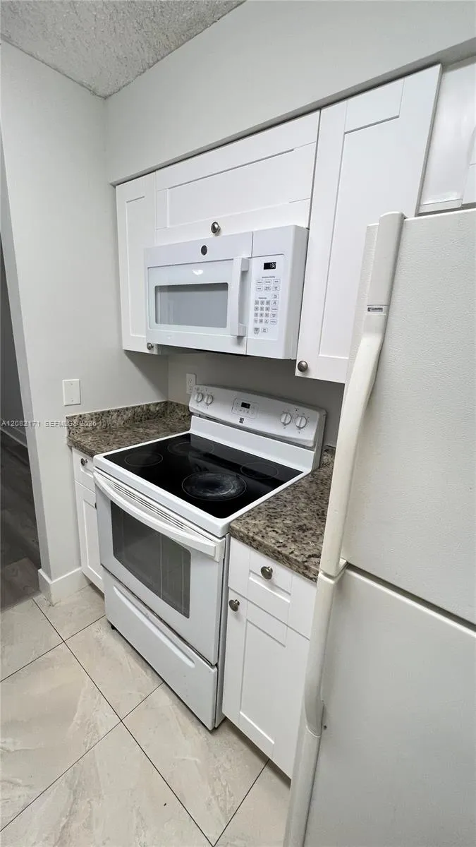2890 Oakland Forest Dr #204 Oakland Park, FL 33309