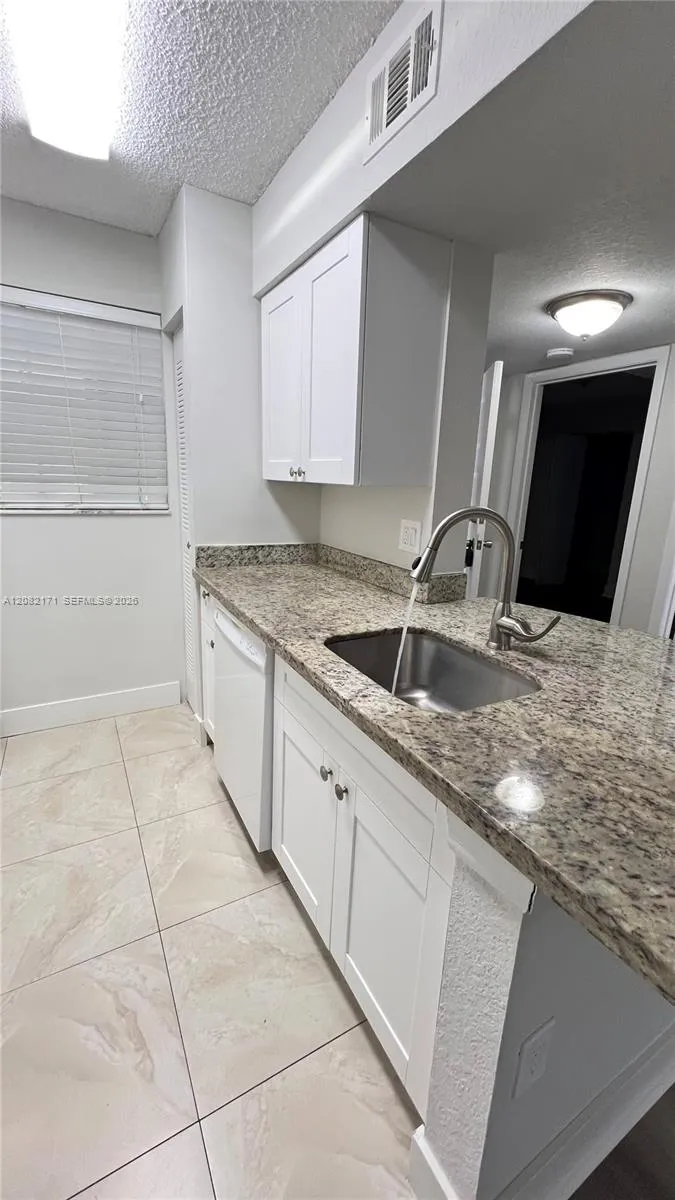 2890 Oakland Forest Dr #204 Oakland Park, FL 33309