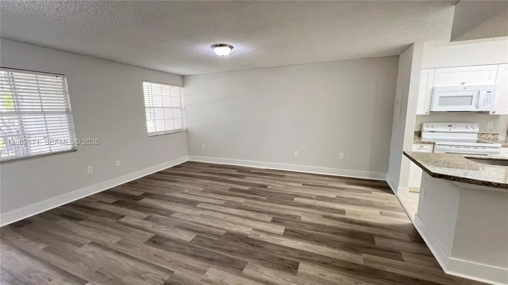 2890 Oakland Forest Dr #204 Oakland Park, FL 33309