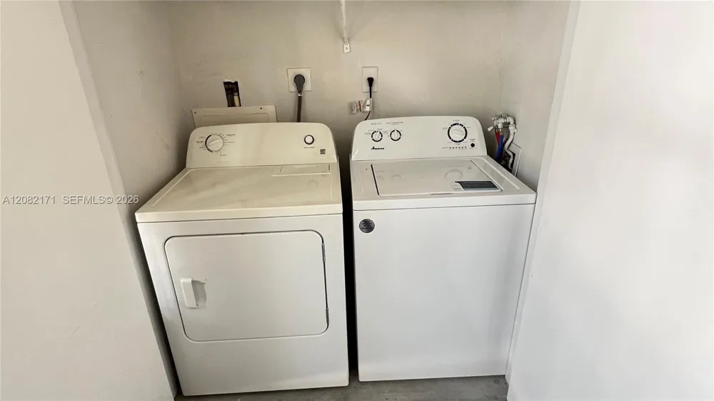 2890 Oakland Forest Dr #204 Oakland Park, FL 33309