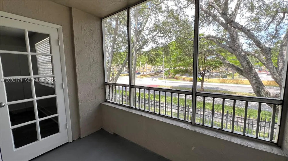 2890 Oakland Forest Dr #204 Oakland Park, FL 33309
