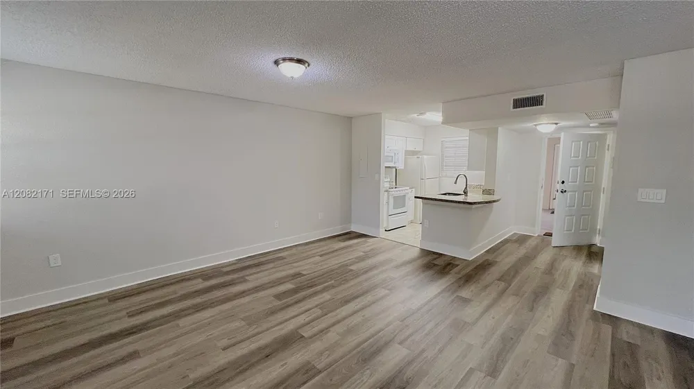 2890 Oakland Forest Dr #204 Oakland Park, FL 33309
