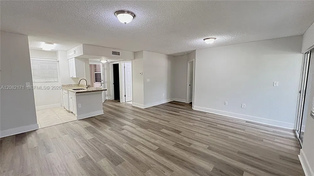 2890 Oakland Forest Dr #204 Oakland Park, FL 33309