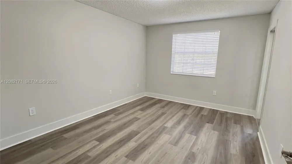 2890 Oakland Forest Dr #204 Oakland Park, FL 33309