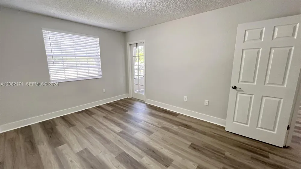 2890 Oakland Forest Dr #204 Oakland Park, FL 33309