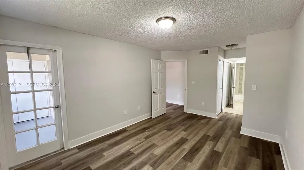 2890 Oakland Forest Dr #204 Oakland Park, FL 33309