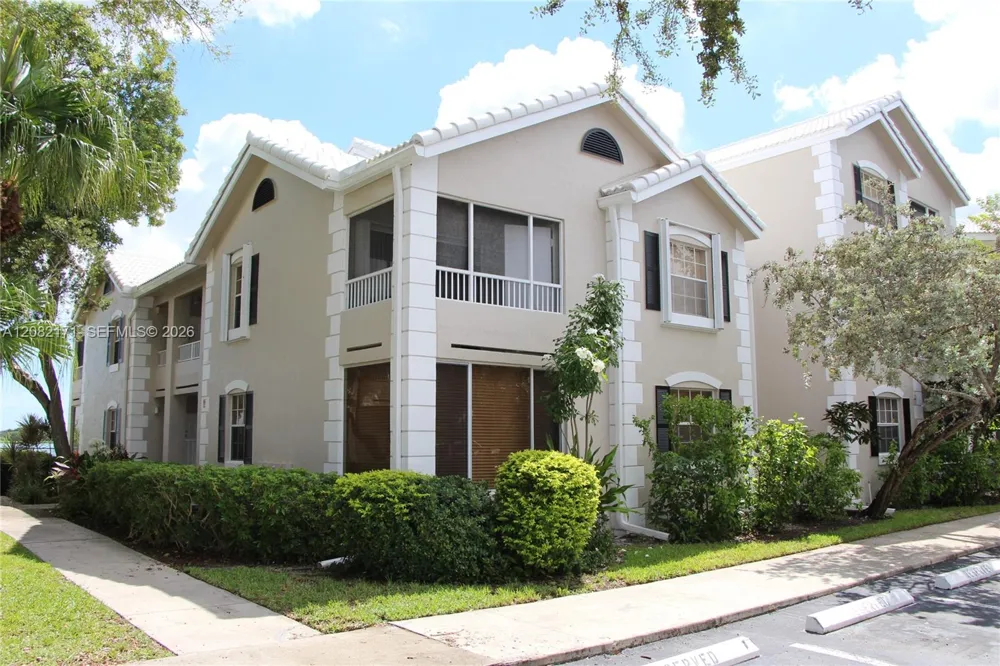 2890 Oakland Forest Dr #204 Oakland Park, FL 33309