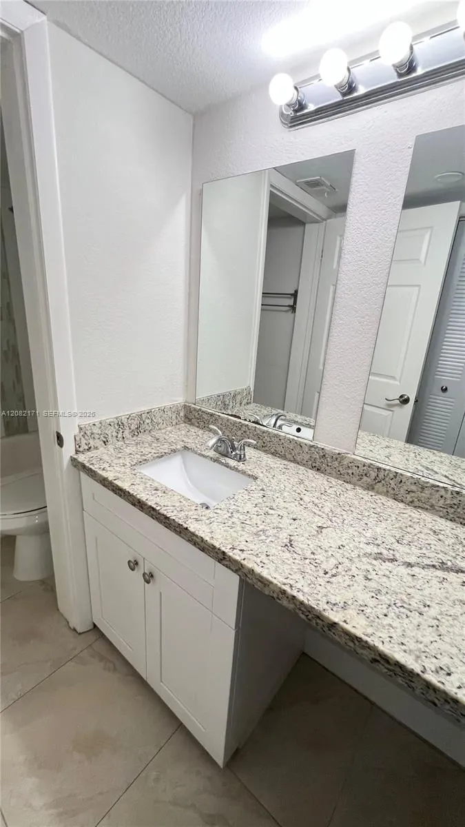 2890 Oakland Forest Dr #204 Oakland Park, FL 33309