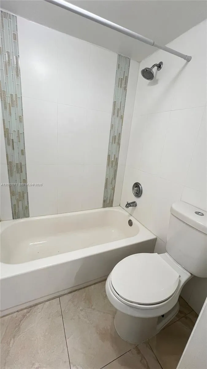 2890 Oakland Forest Dr #204 Oakland Park, FL 33309