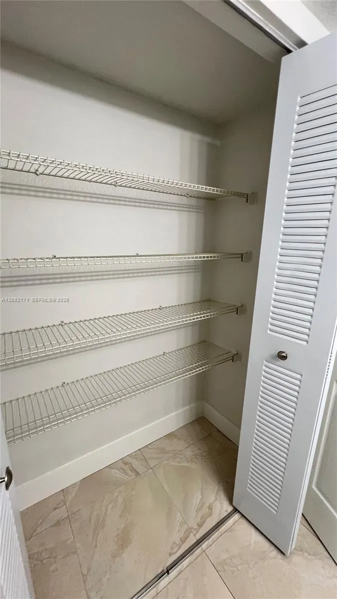 2890 Oakland Forest Dr #204 Oakland Park, FL 33309