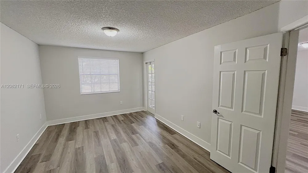 2890 Oakland Forest Dr #204 Oakland Park, FL 33309