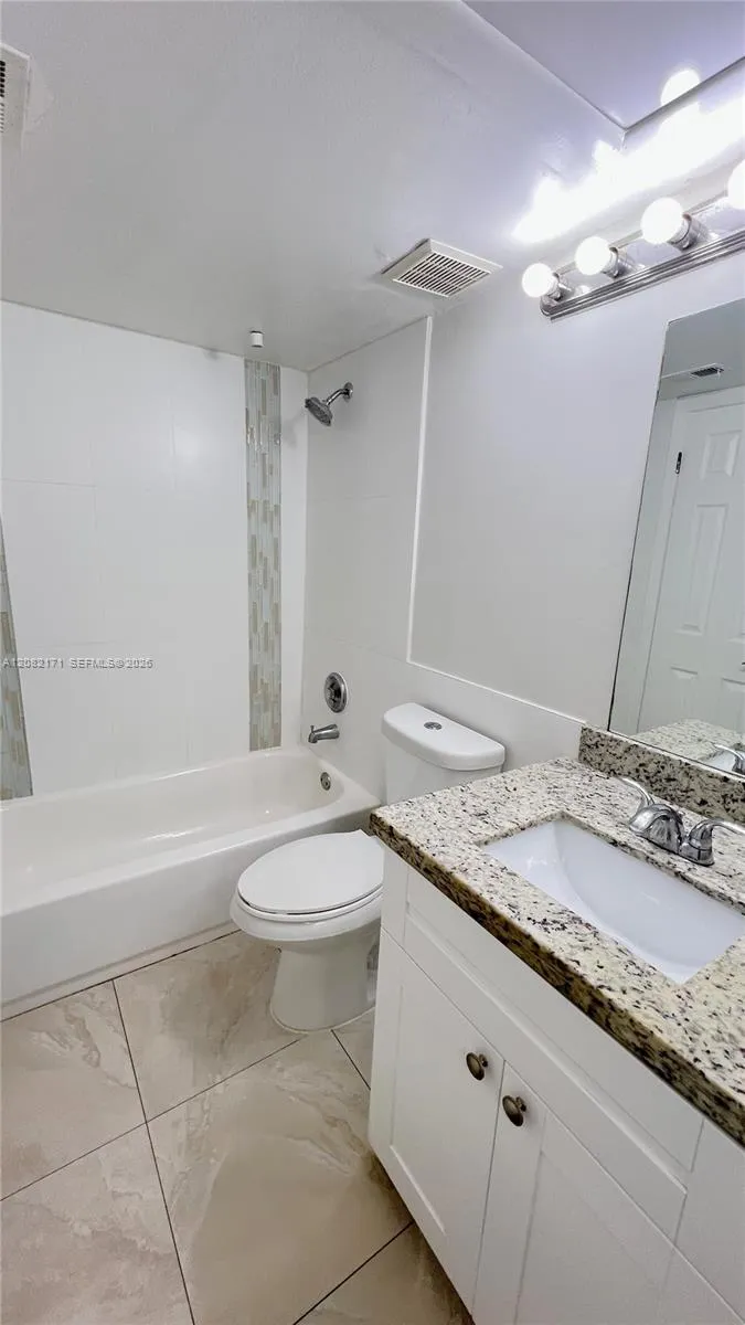 2890 Oakland Forest Dr #204 Oakland Park, FL 33309
