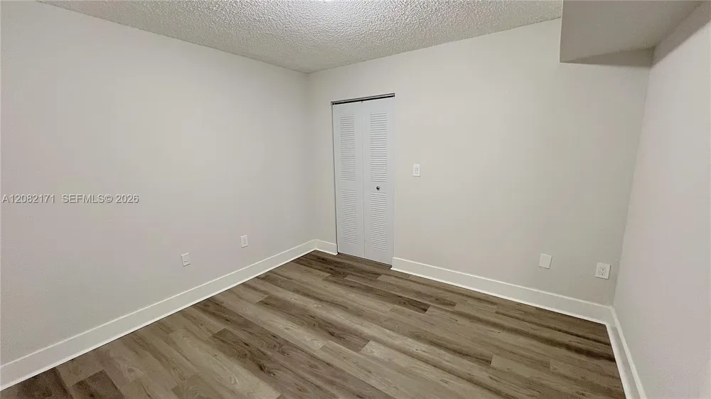 2890 Oakland Forest Dr #204 Oakland Park, FL 33309