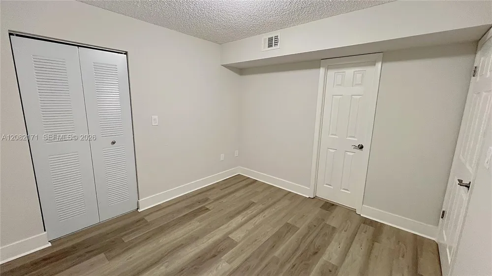 2890 Oakland Forest Dr #204 Oakland Park, FL 33309