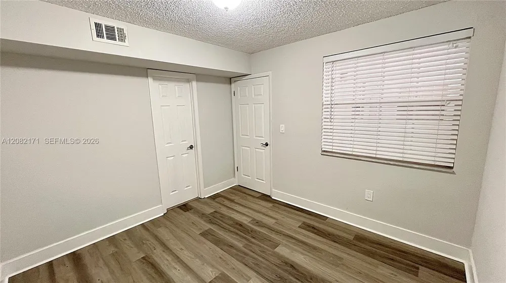 2890 Oakland Forest Dr #204 Oakland Park, FL 33309