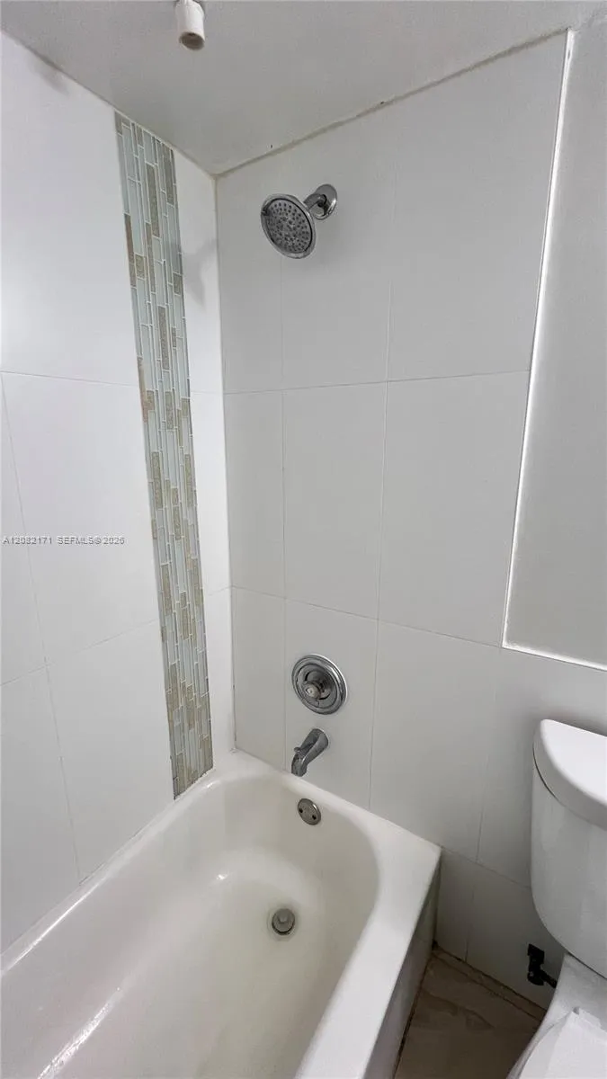2890 Oakland Forest Dr #204 Oakland Park, FL 33309