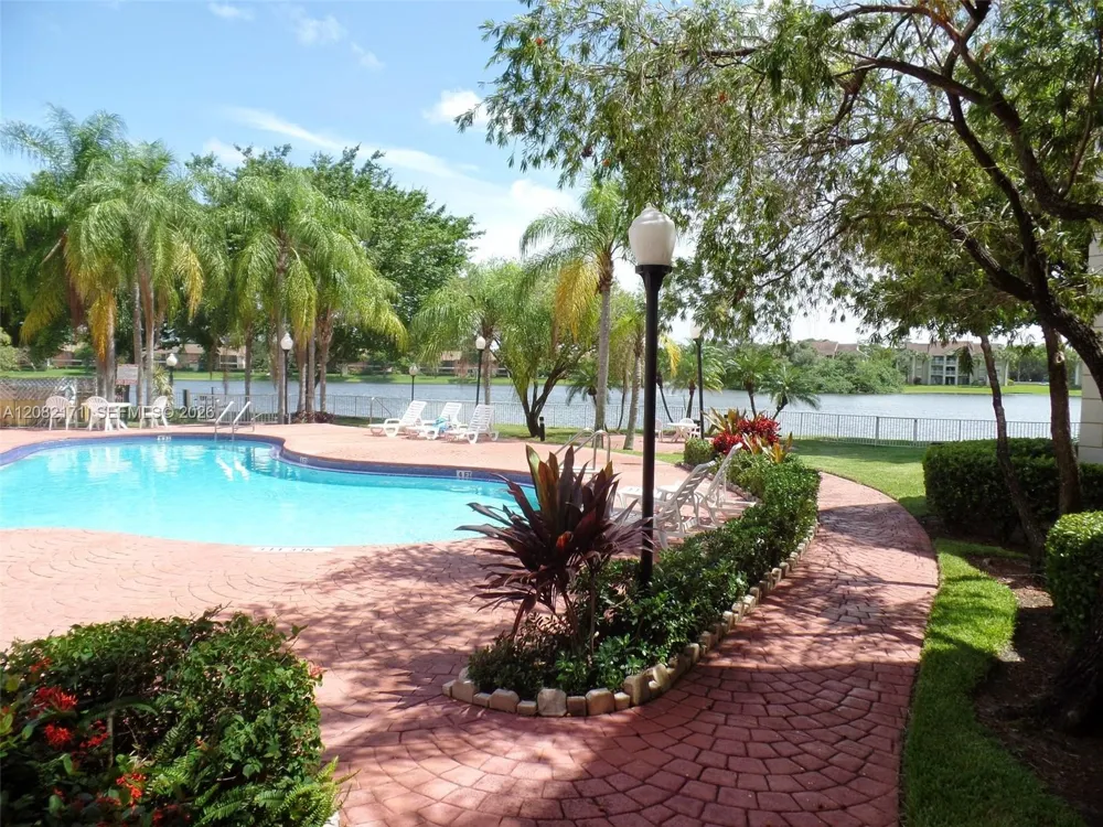 2890 Oakland Forest Dr #204 Oakland Park, FL 33309