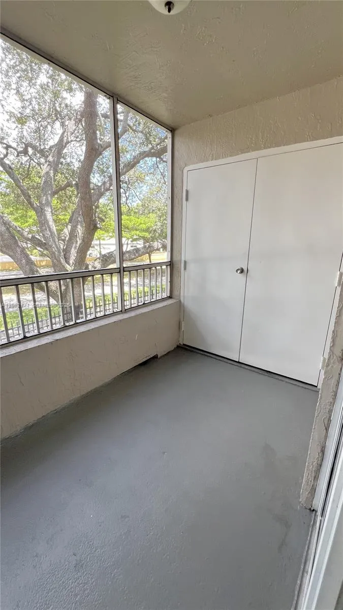 2890 Oakland Forest Dr #204 Oakland Park, FL 33309